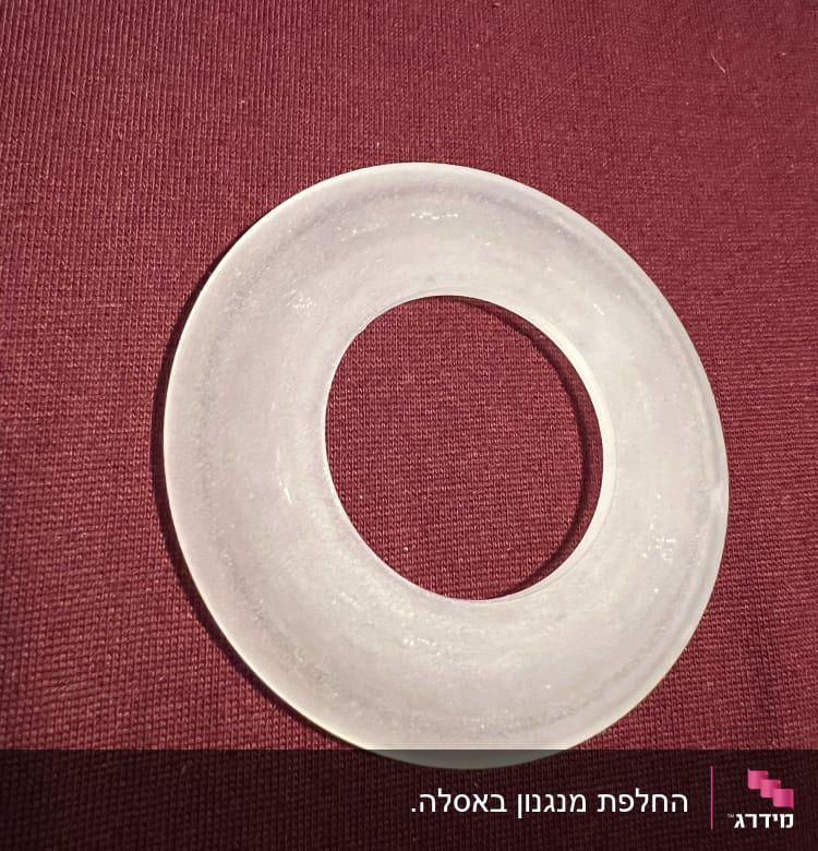 טבעת גומי שקופה על רקע אדום